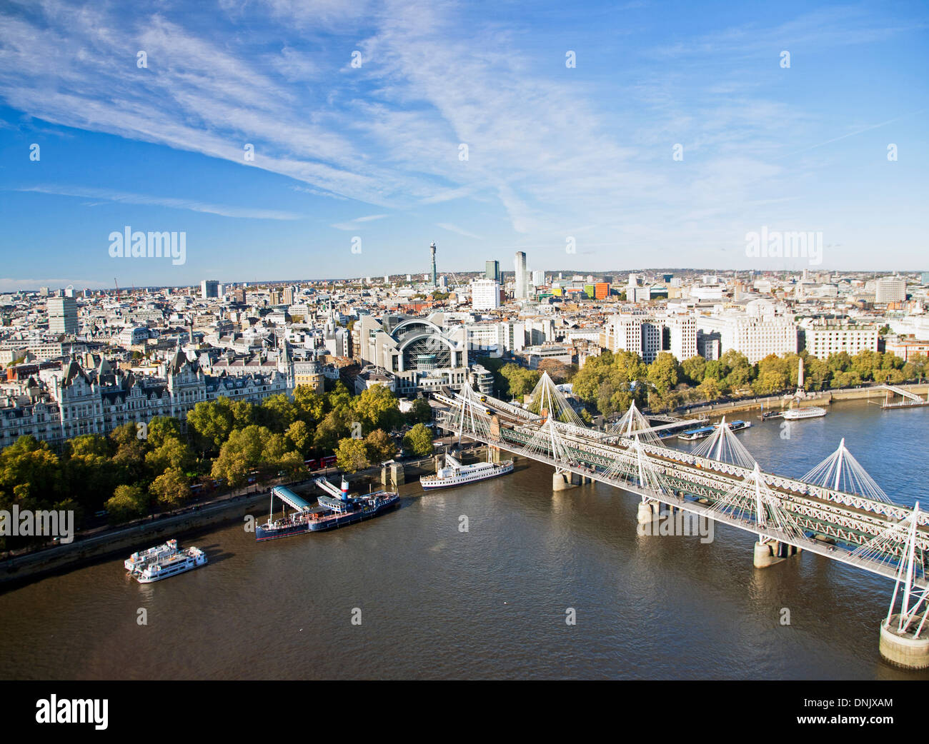 Birdseye Blick auf Hungerford Bridge, eine der Golden Jubilee Brücken auf der South Bank, Themse, London, UK. Stockfoto