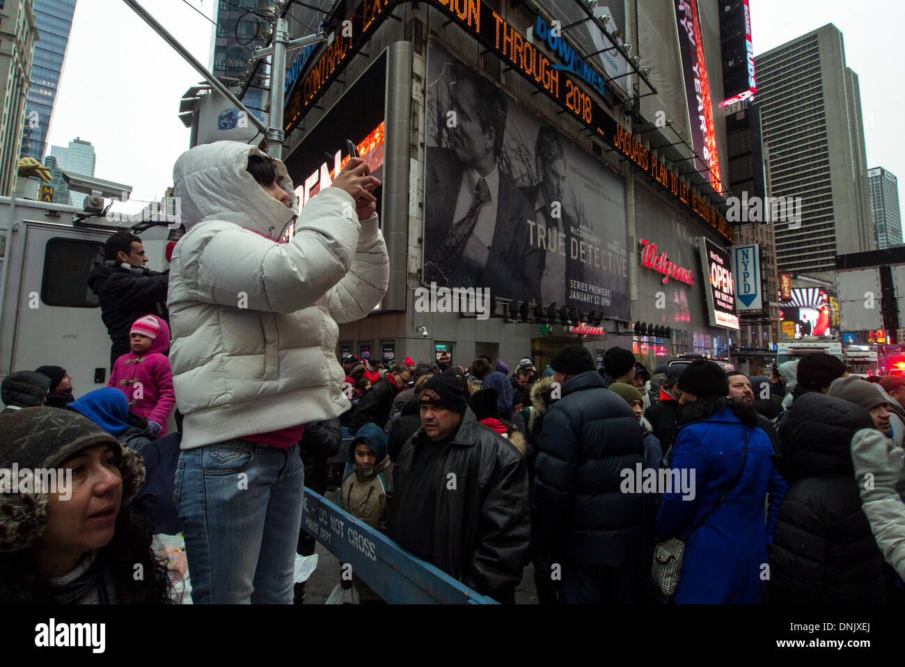 New York, NY, USA. 31. Dezember 2013. Menschen warten gespannt auf Times Square eingeben, bevor der Ball an Silvester 31. Dezember 2013 in New York City fällt. Bildnachweis: Donald Bowers/Alamy Live News Stockfoto