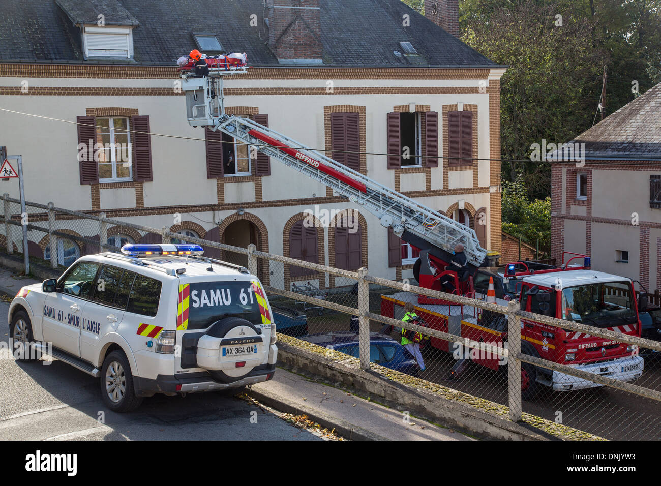 EIN OPFER MIT DER FEUERWEHR LEITER EVAKUIEREN, WÄHREND SAMU (RETTUNGSDIENST) ÄRZTE WARTEN, RUGLES, EURE (27), FRANKREICH Stockfoto