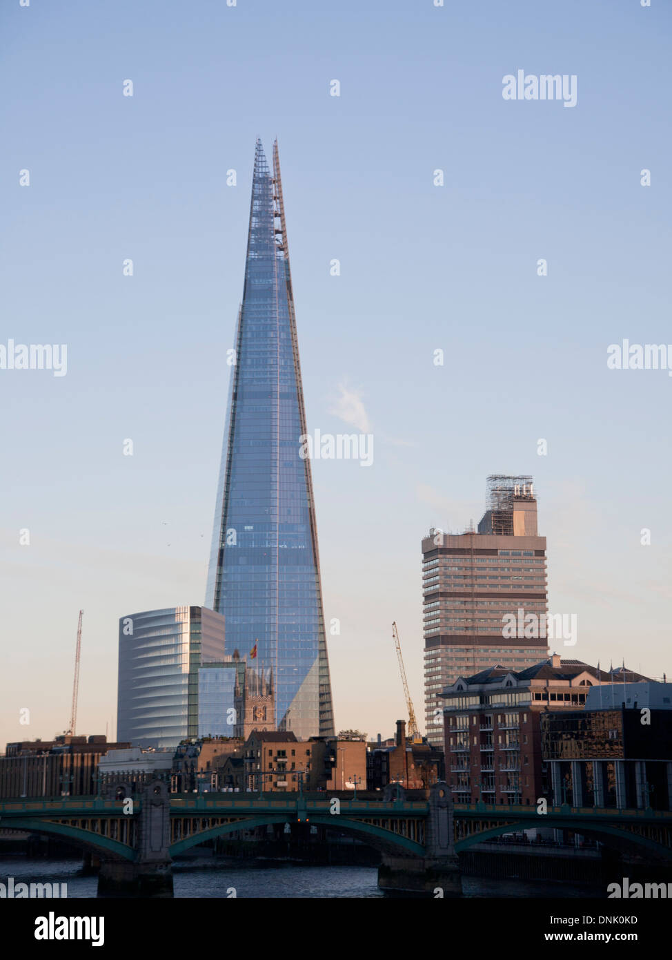 Blick auf Southwark Bridge und der Shard, London, England, Vereinigtes Königreich Stockfoto
