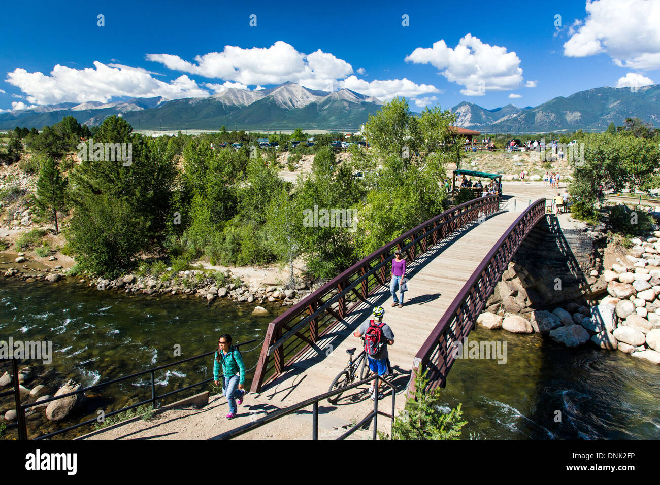 Brücke über den Arkansas River bietet Mountainbiker, Wanderer und Läufer Zugang zu Barbara Whipple Trail, Buena Vista, CO Stockfoto