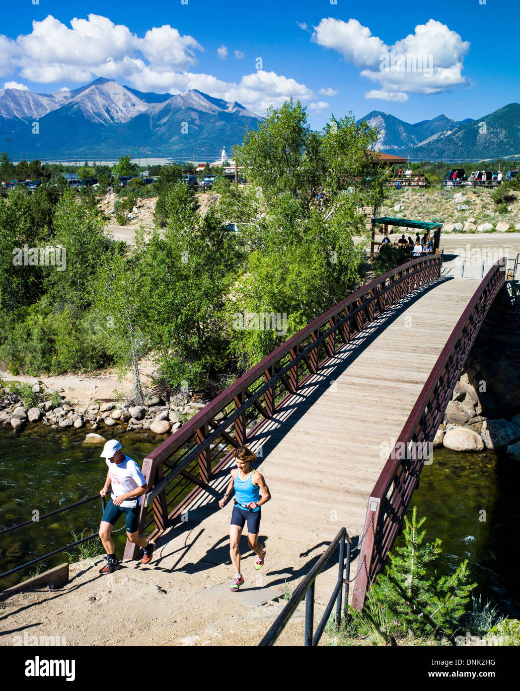 Brücke über den Arkansas River bietet Mountainbiker, Wanderer und Läufer Zugang zu Barbara Whipple Trail, Buena Vista, CO Stockfoto