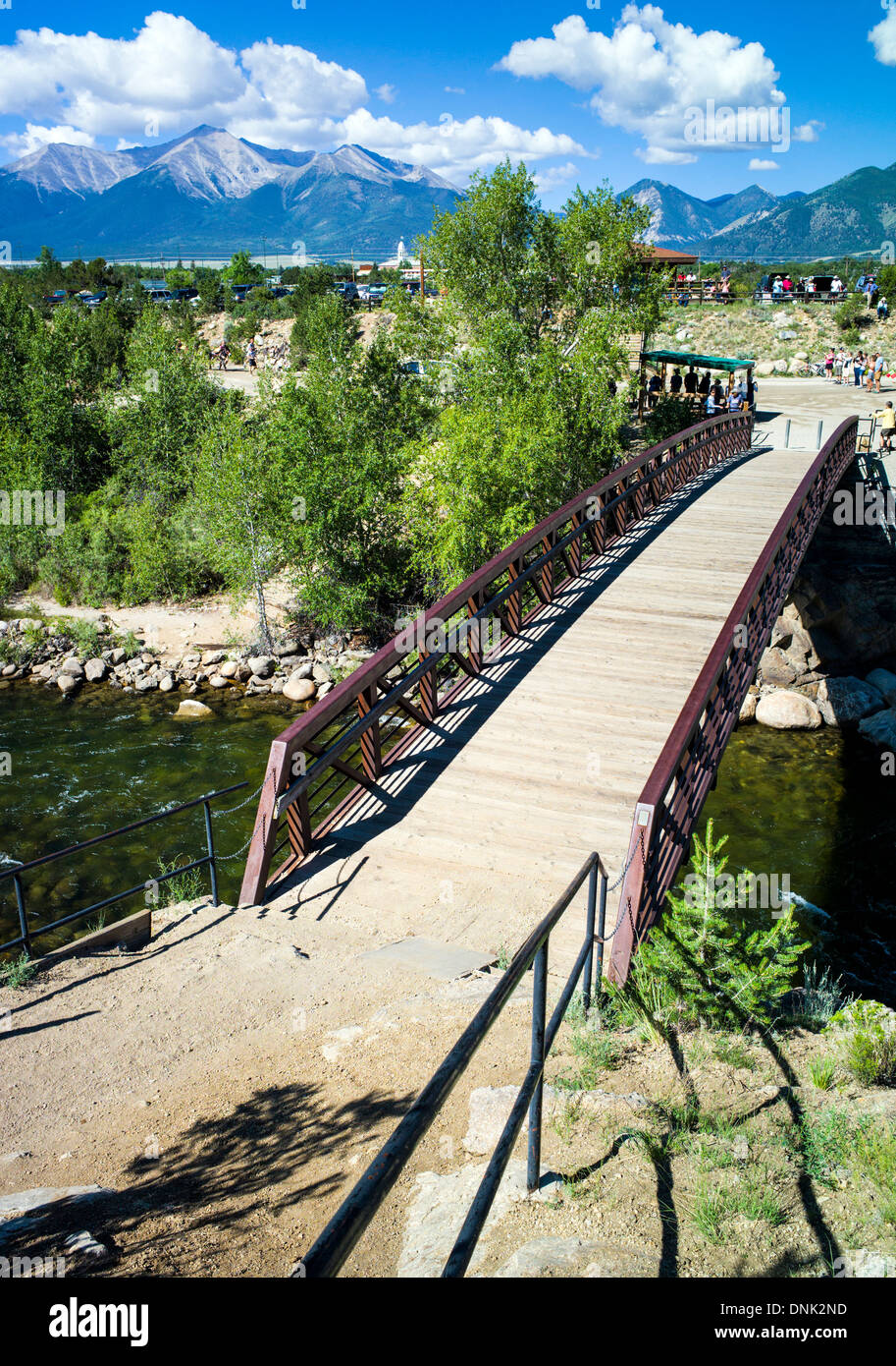 Brücke über den Arkansas River bietet Mountainbiker, Wanderer und Läufer Zugang zu Barbara Whipple Trail, Buena Vista, CO Stockfoto