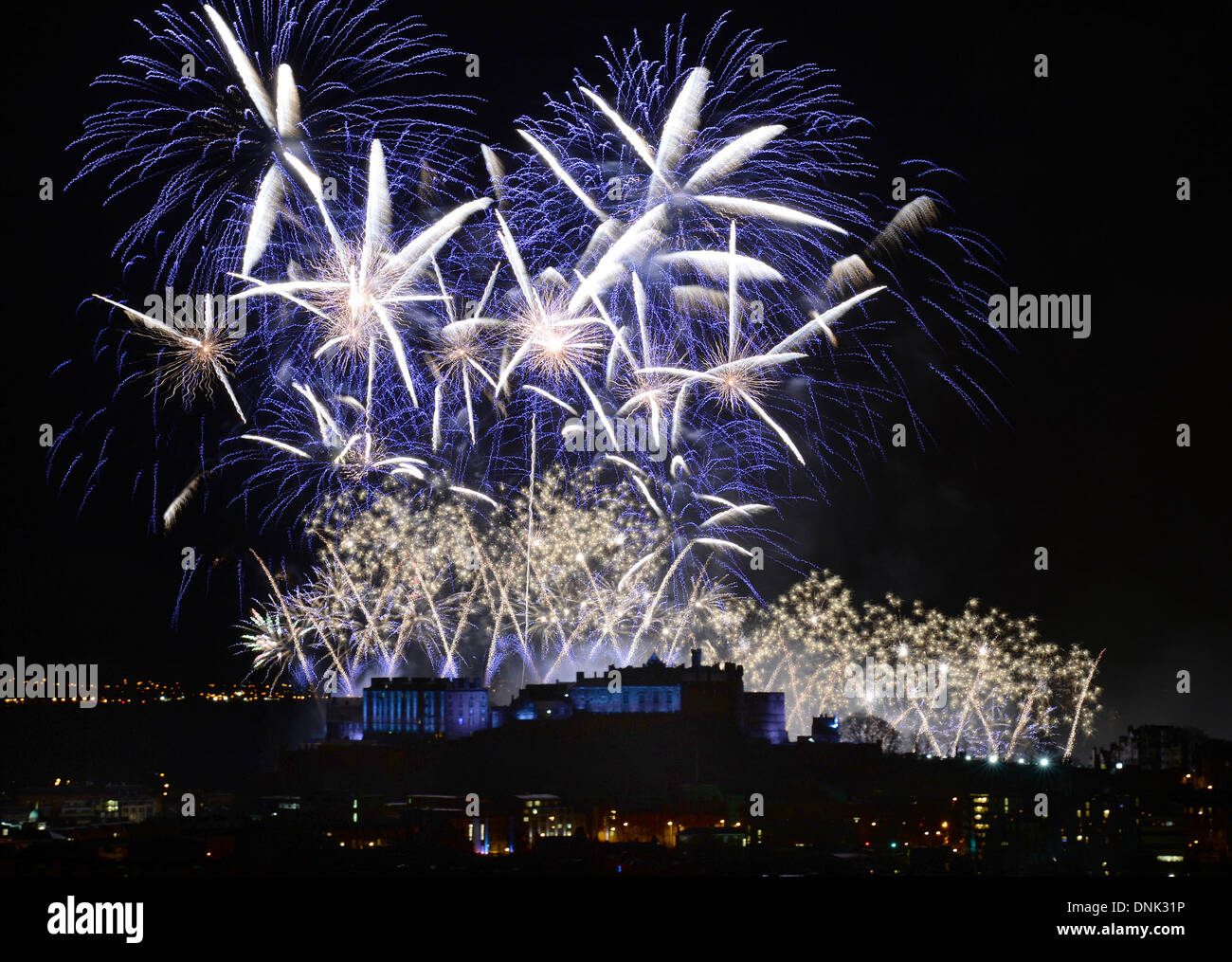 Silvester-Feuerwerk in Edinburgh Castle, Schottland, das neue Jahr zu feiern. Stockfoto