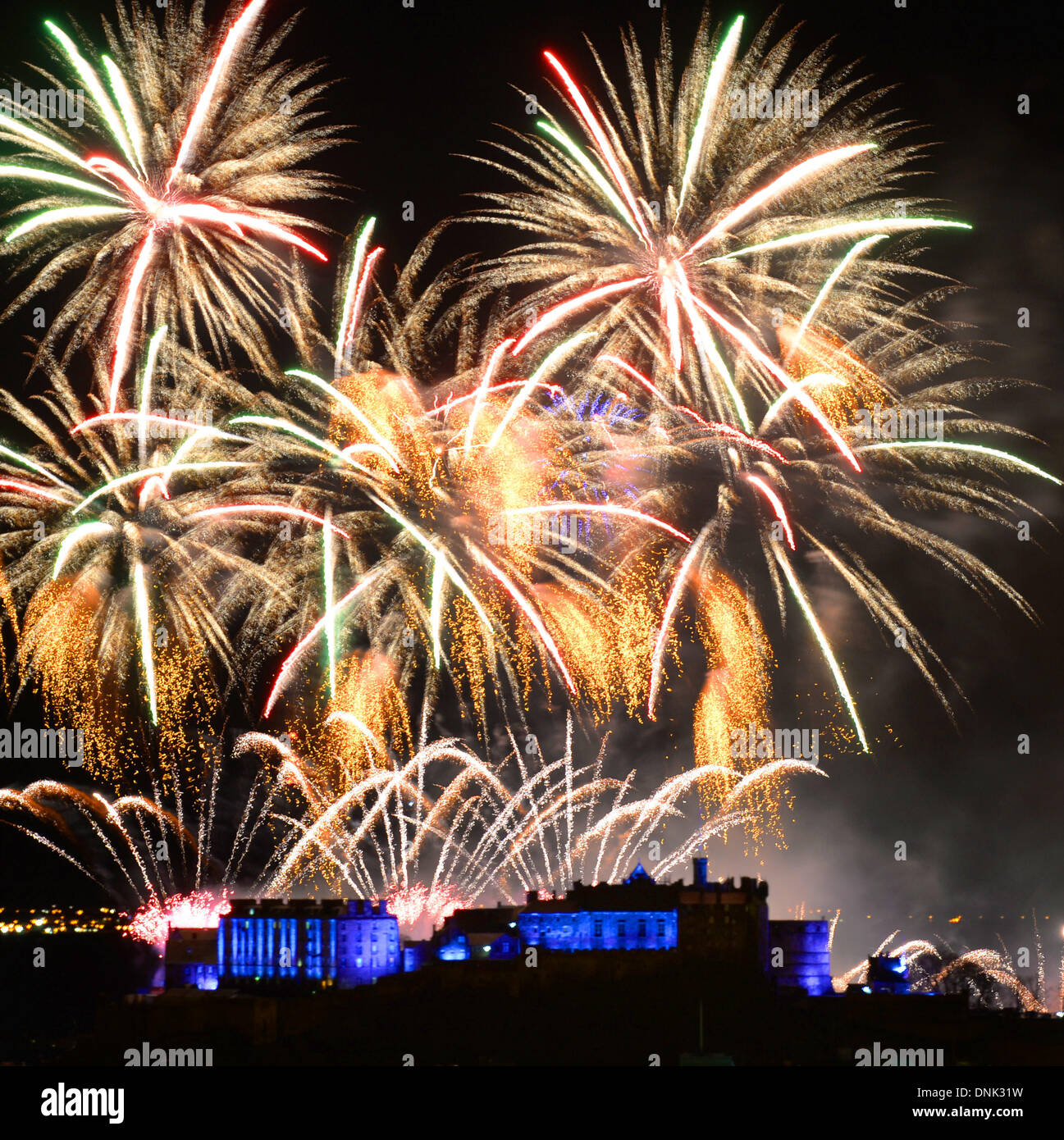 Silvester-Feuerwerk in Edinburgh Castle, Schottland, das neue Jahr zu feiern. Stockfoto