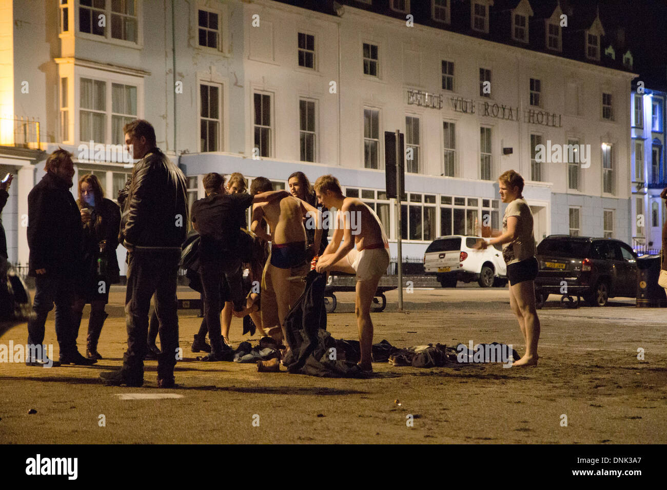 Aberystwyth, Wales, UK. 1. Januar 2014. Nachtschwärmer ausziehen zum Schwimmen zur Feier des neuen Jahres in Aberystwyth. Bildnachweis: Jon Freeman/Alamy Live-Nachrichten Stockfoto