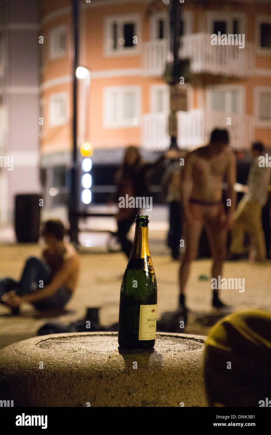 Aberystwyth, Wales, UK. 1. Januar 2014. Nachtschwärmer ausziehen zum Schwimmen zur Feier des neuen Jahres in Aberystwyth. Bildnachweis: Jon Freeman/Alamy Live-Nachrichten Stockfoto
