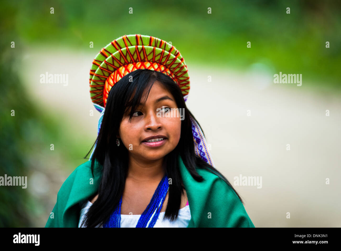 Gebürtig aus dem Kamentsá Stamm beteiligt sich an Karneval der Vergebung in Sibundoy, Kolumbien. Stockfoto