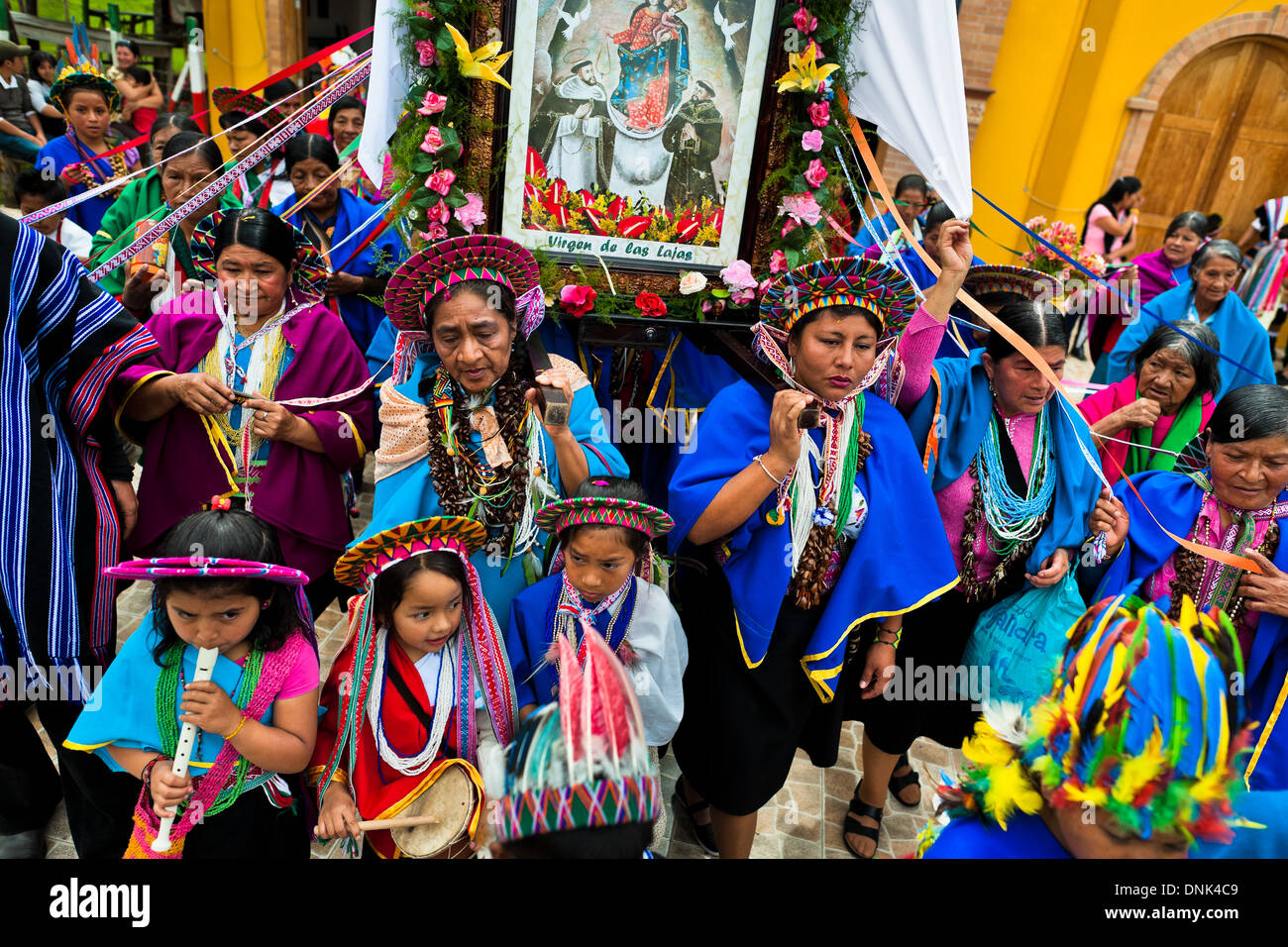 Einheimische Frauen vom Stamm Kamentsá nehmen an der Prozession während Karneval der Vergebung in Sibundoy, Kolumbien. Stockfoto