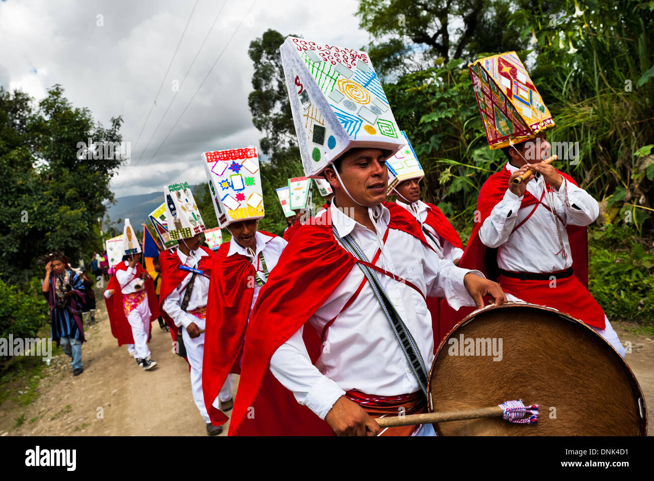 Ureinwohner vom Stamm Kamentsá Spiele Schlagzeug und Blasinstrumenten während Karneval der Vergebung in Sibundoy, Kolumbien. Stockfoto