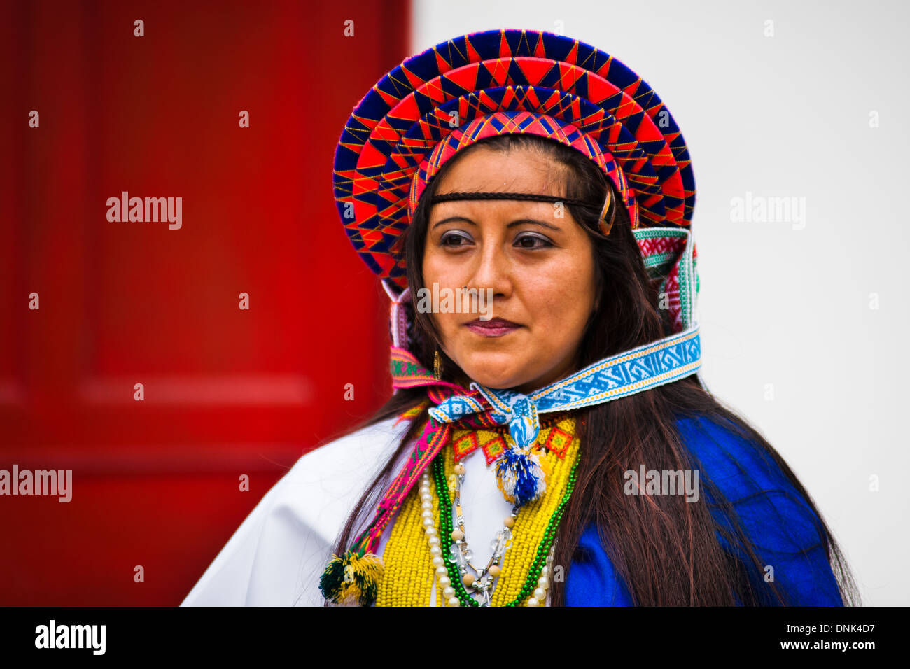 Eine native Mädchen vom Stamm Kamentsá, ein buntes Kostüm, beteiligt sich an den Karneval in Sibundoy, Kolumbien. Stockfoto