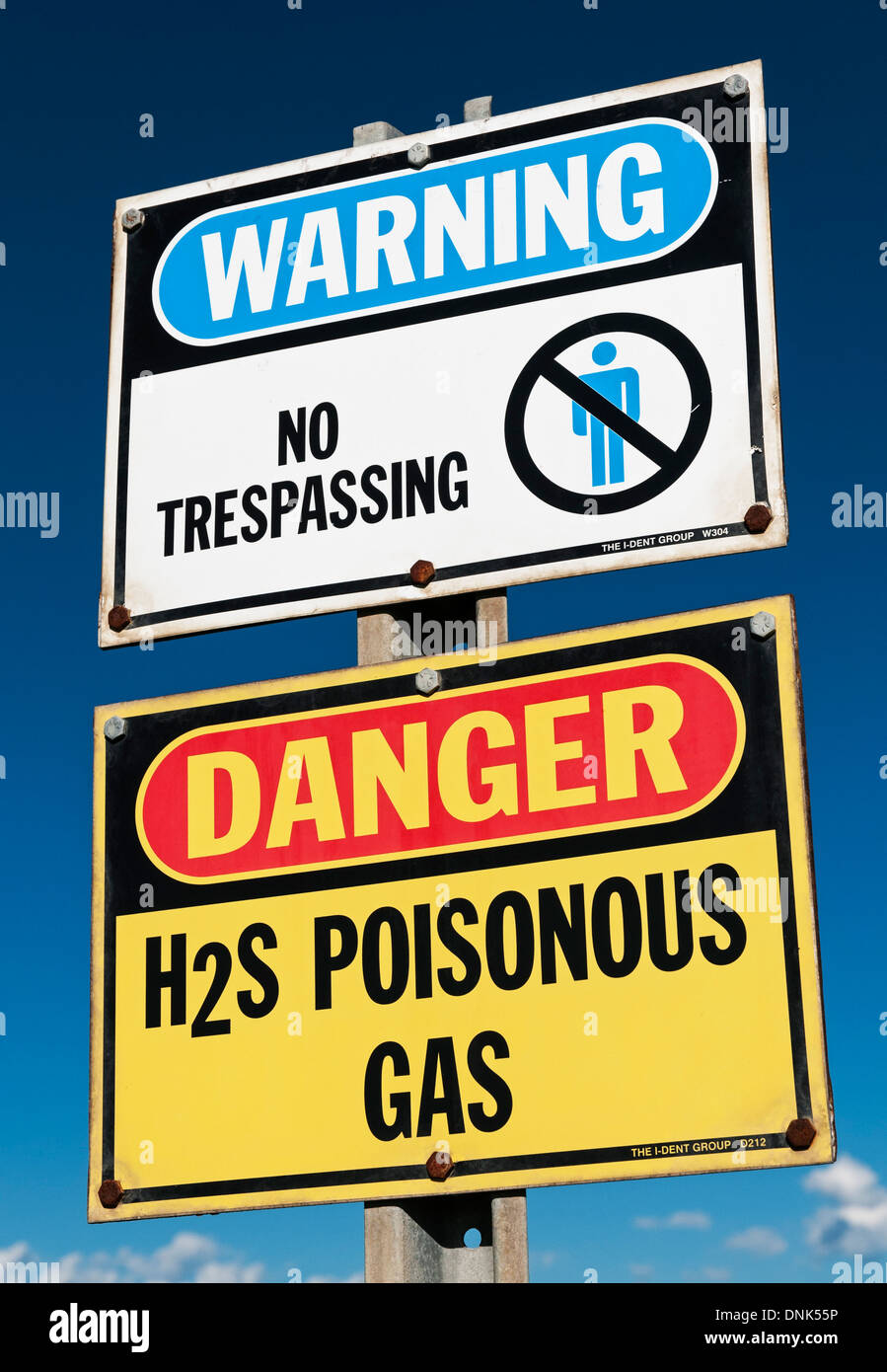 Warnzeichen: kein Hausfriedensbruch und giftiges H2S (Schwefelwasserstoff) Gas, in der Nähe von Olds, Alberta, 19. August 2013. Stockfoto