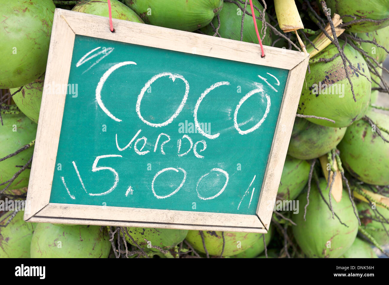 Brasilianische Zeichen Werbung Preis grüne Kokosnüsse in Rio De Janeiro Brasilien für fünf realen trinken Stockfoto
