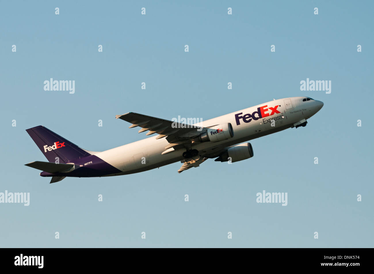 Federal Express (FedEx) Airbus A300 Cargo Jet fährt vom internationalen Flughafen Vancouver, Kanada. Stockfoto