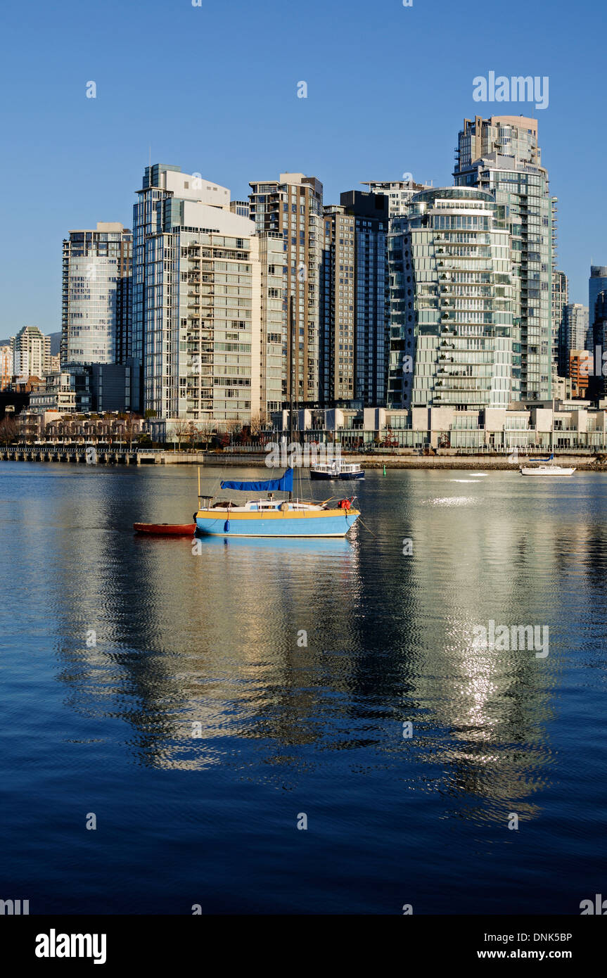 Vancouver Panoramablick Hochhaus Eigentumswohnung Türme Gebäude Nord Seite Küstenlinie von Vancouvers False Creek Stockfoto