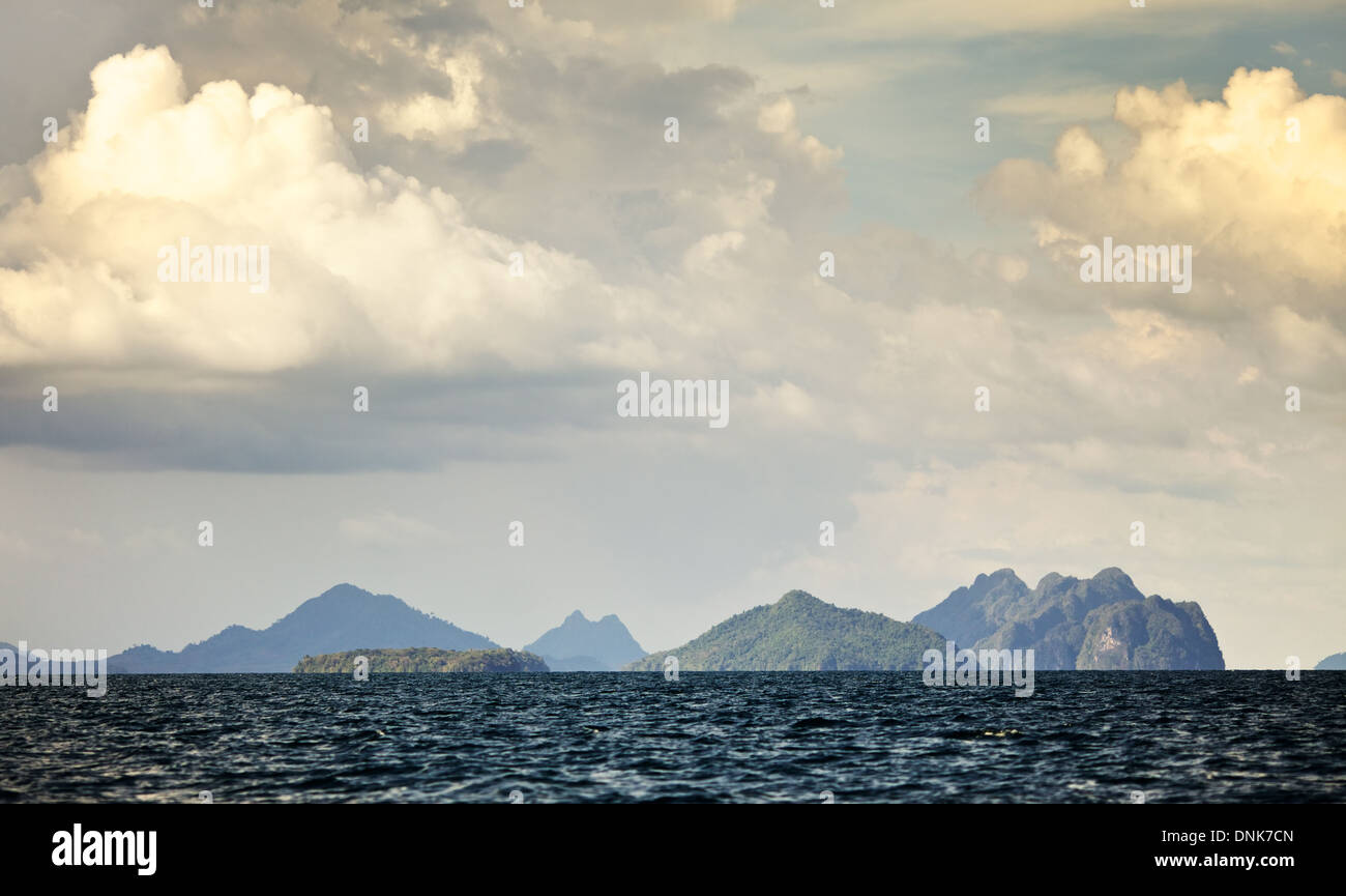 dramatische Landschaft mit Meer und stürmischen Wolken, Thailand Stockfoto