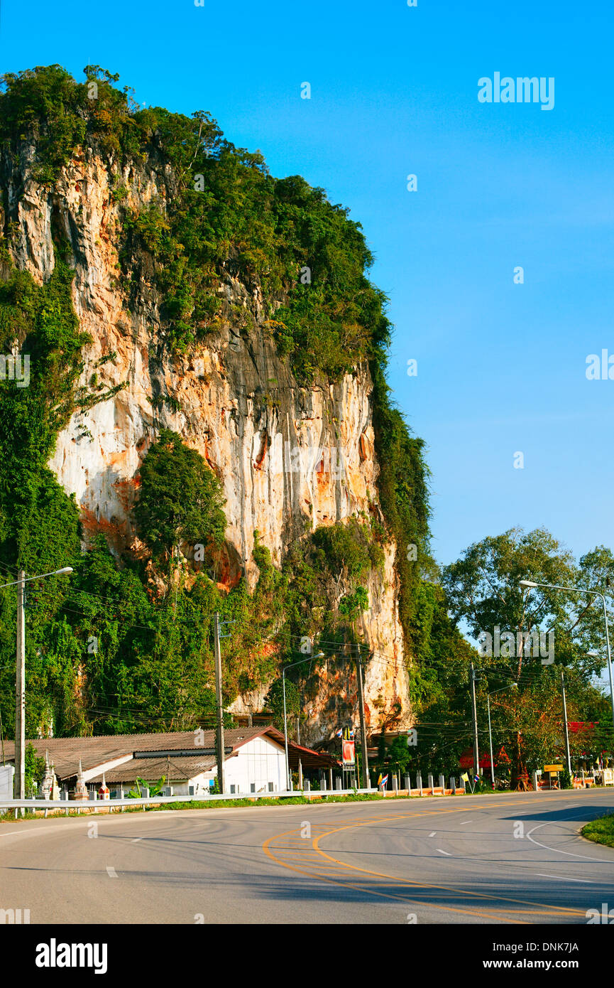 Asphalt Autobahn im Dschungel mit Halterung, Krabi, Thailand Stockfoto
