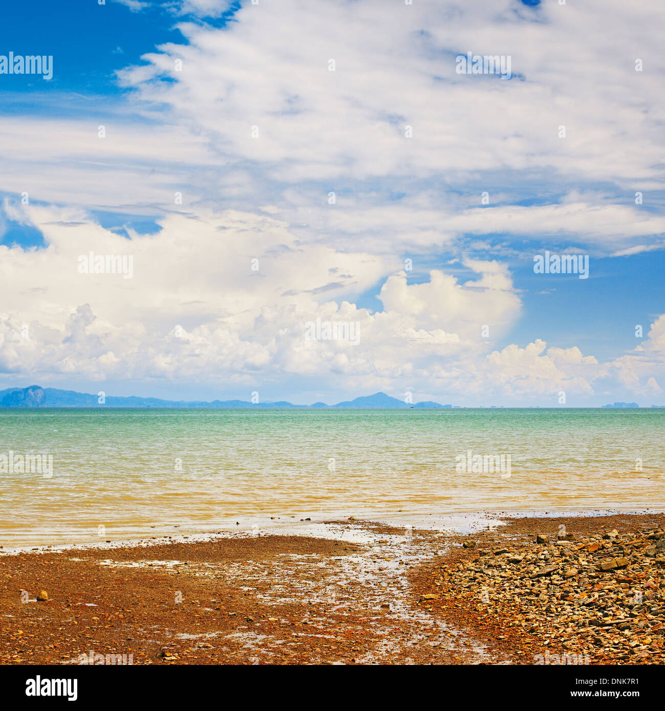 Sonnenstrand und Inseln am Horizont, Thailand Stockfoto
