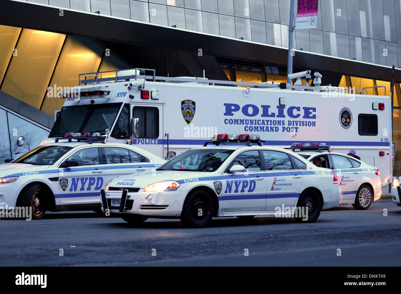 Mobiler Kommandos- und Kommunikationswagen der NYPD, umgeben von Polizeiwagen der New yorker Stadtpolizei. Stockfoto