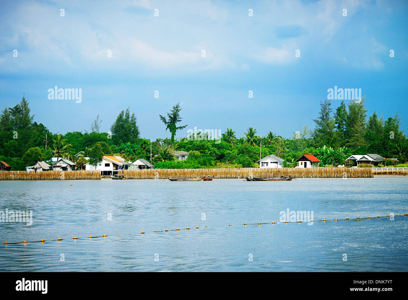 traditionelles Dorf an einem Ufer, Asien, Thailand Stockfoto