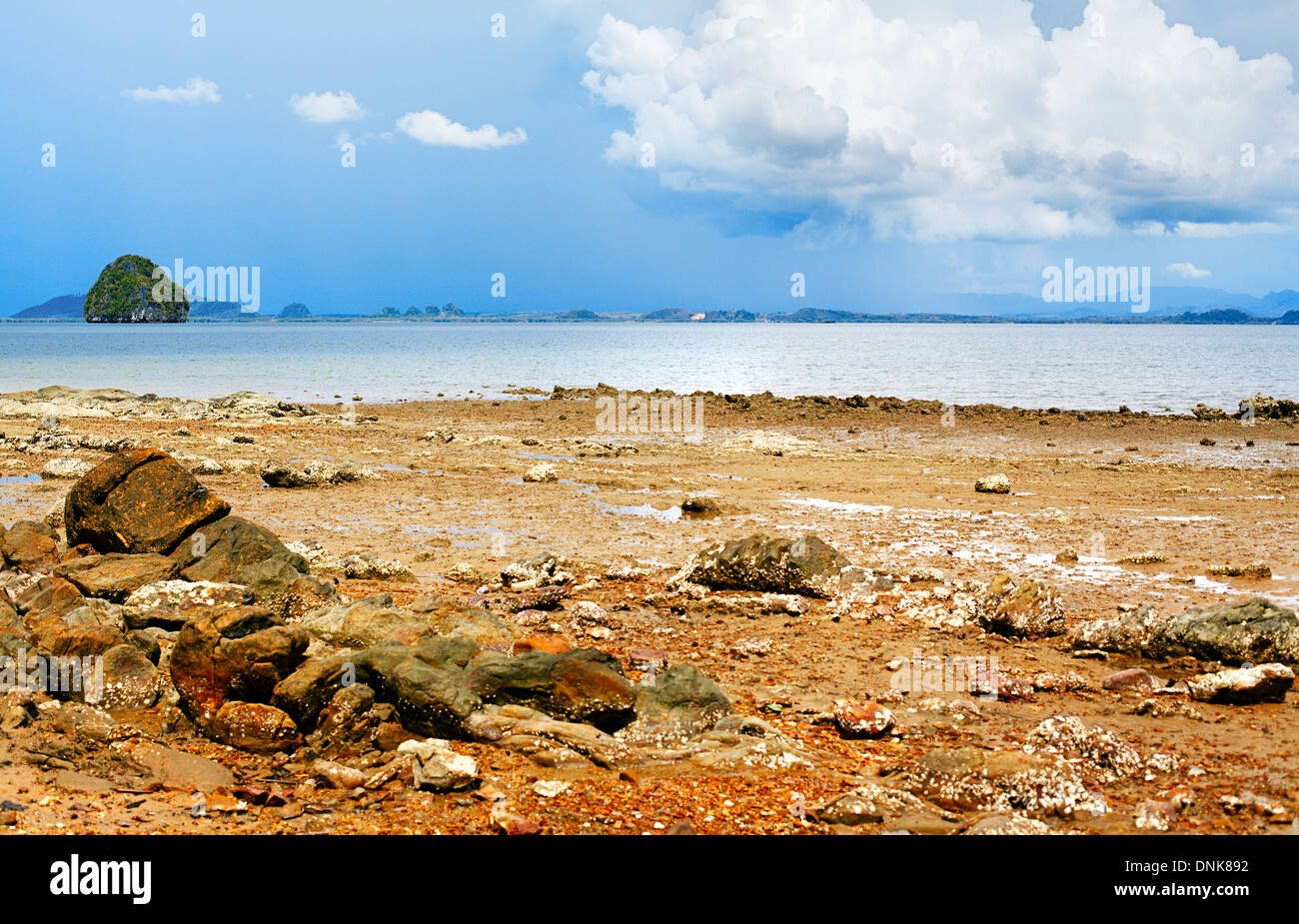 dramatische Landschaft mit Meer und stürmischen Wolken, Thailand Stockfoto