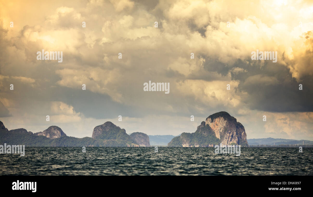 dramatische Landschaft mit Meer und stürmischen Wolken, Thailand Stockfoto