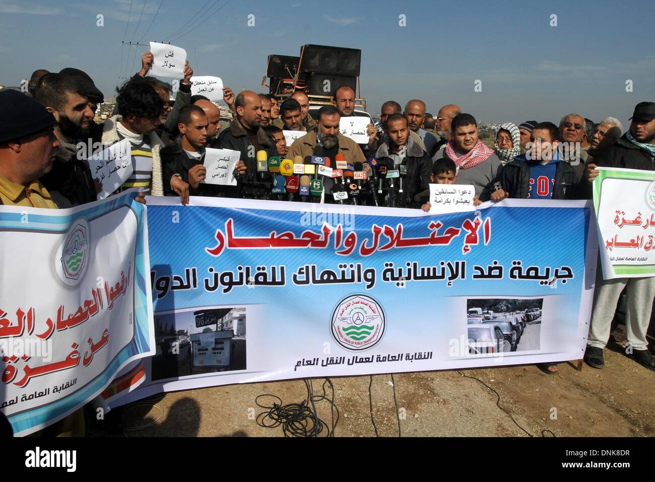 Gaza-Stadt, Gazastreifen, Palästinensische Gebiete. 4. März 2009. Palästinensischen Taxifahrer halten Banner während einer Protestaktion zur Lösung der Krise der Kraftstoff vor der Karni-Kreuzung in der östlichen Gaza-Stadt, am 1. Januar 2014 © Mohammed Asad/APA Images/ZUMAPRESS.com/Alamy Live News Stockfoto