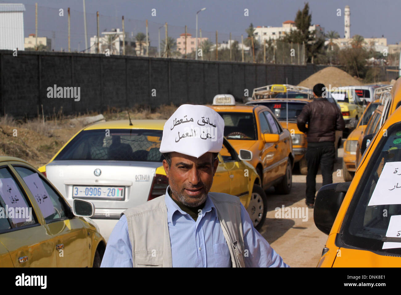 Gaza-Stadt, Gazastreifen, Palästinensische Gebiete. 1. Januar 2014. Palästinensischen Taxifahrer stoppen ihre Autos während einer Protestaktion zur Lösung der Krise der Kraftstoff vor der Karni-Kreuzung in der östlichen Gaza-Stadt, am 1. Januar 2014 © Mohammed Asad/APA Images/ZUMAPRESS.com/Alamy Live News Stockfoto