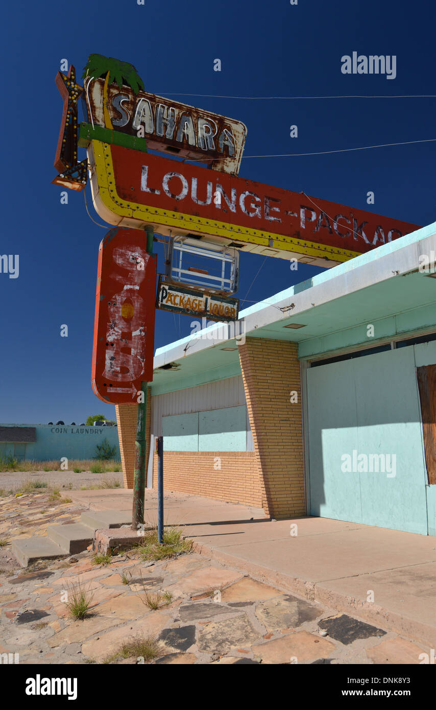 Verfallene 1960er Jahre Lounge-Bar, The Sahara entlang der alten Route 66 in New Mexiko Stockfoto
