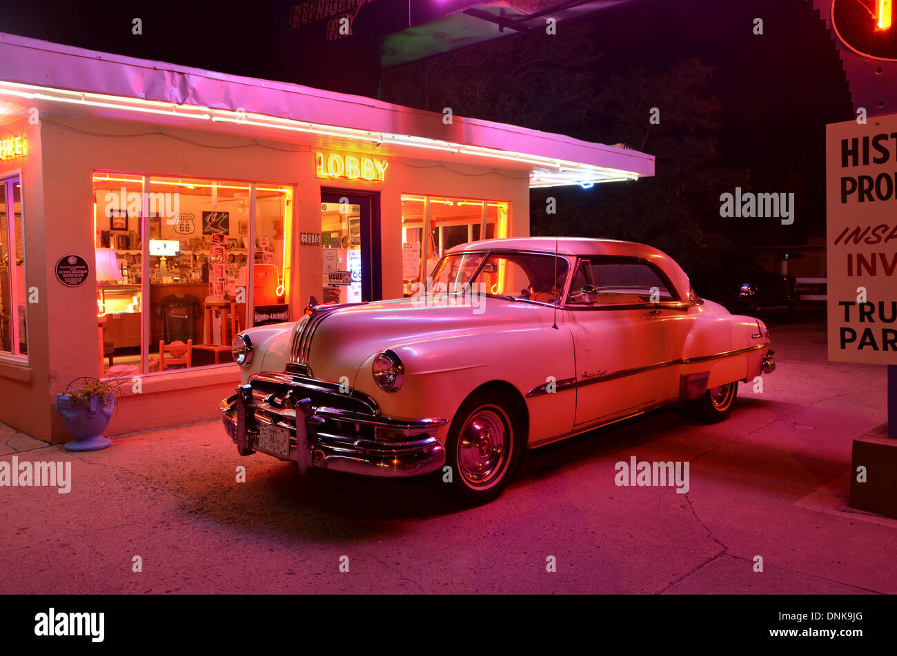 Route 66 Wahrzeichen im Blue Swallow Motel, Tucumcari mit alten Neon und einem 50er Jahre Pontiac Stockfoto