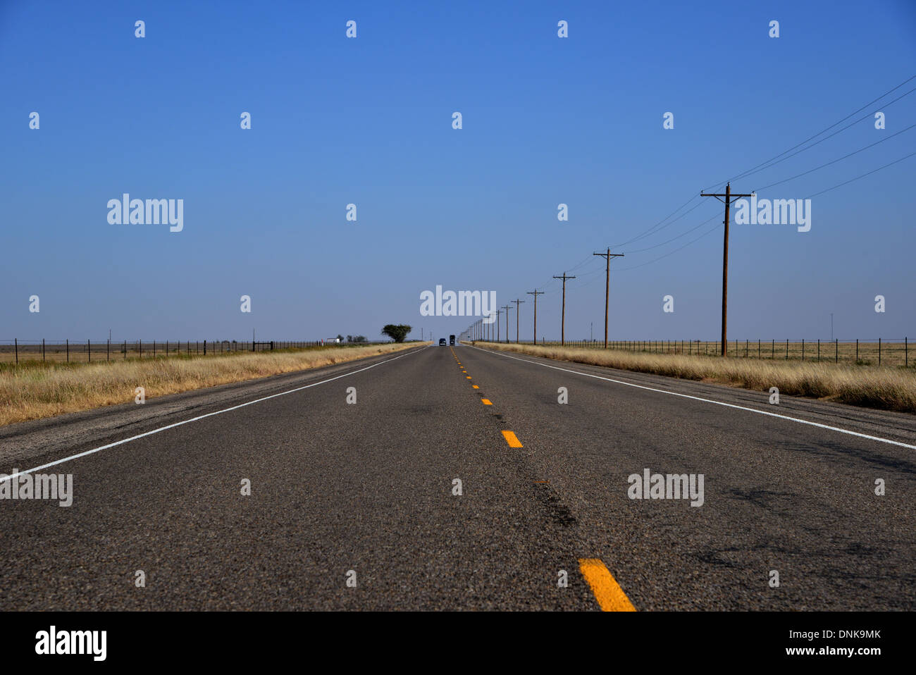 Route 66, Texas, USA. Langen, geraden Straße verschwindet in der Ferne unter blauem Himmel einsam Stockfoto