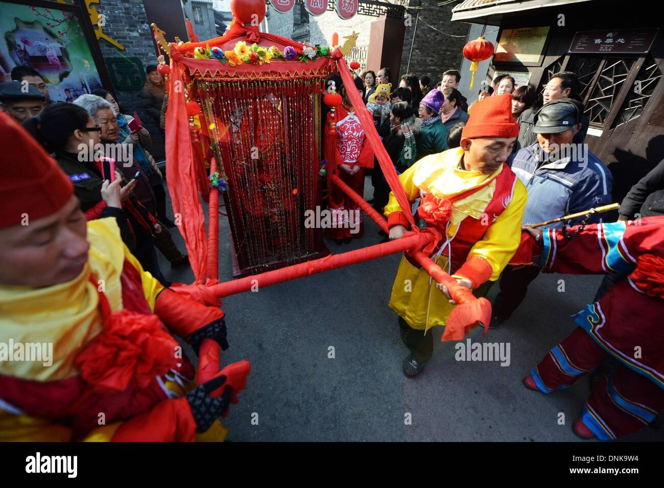 Yangzhou, China Jiangsu Provinz. 1. Januar 2014. Eine Braut sitzt in einer Limousine, während eine Gruppe Hochzeitszeremonie in Yangzhou, der ostchinesischen Provinz Jiangsu, 1. Januar 2014. Insgesamt 13 frisch vermählte Paare nahmen an der traditionellen Hochzeitszeremonie im Geyuan Garden in Yangzhou am ersten Tag des Jahres 2014. Bildnachweis: Meng Delong/Xinhua/Alamy Live-Nachrichten Stockfoto