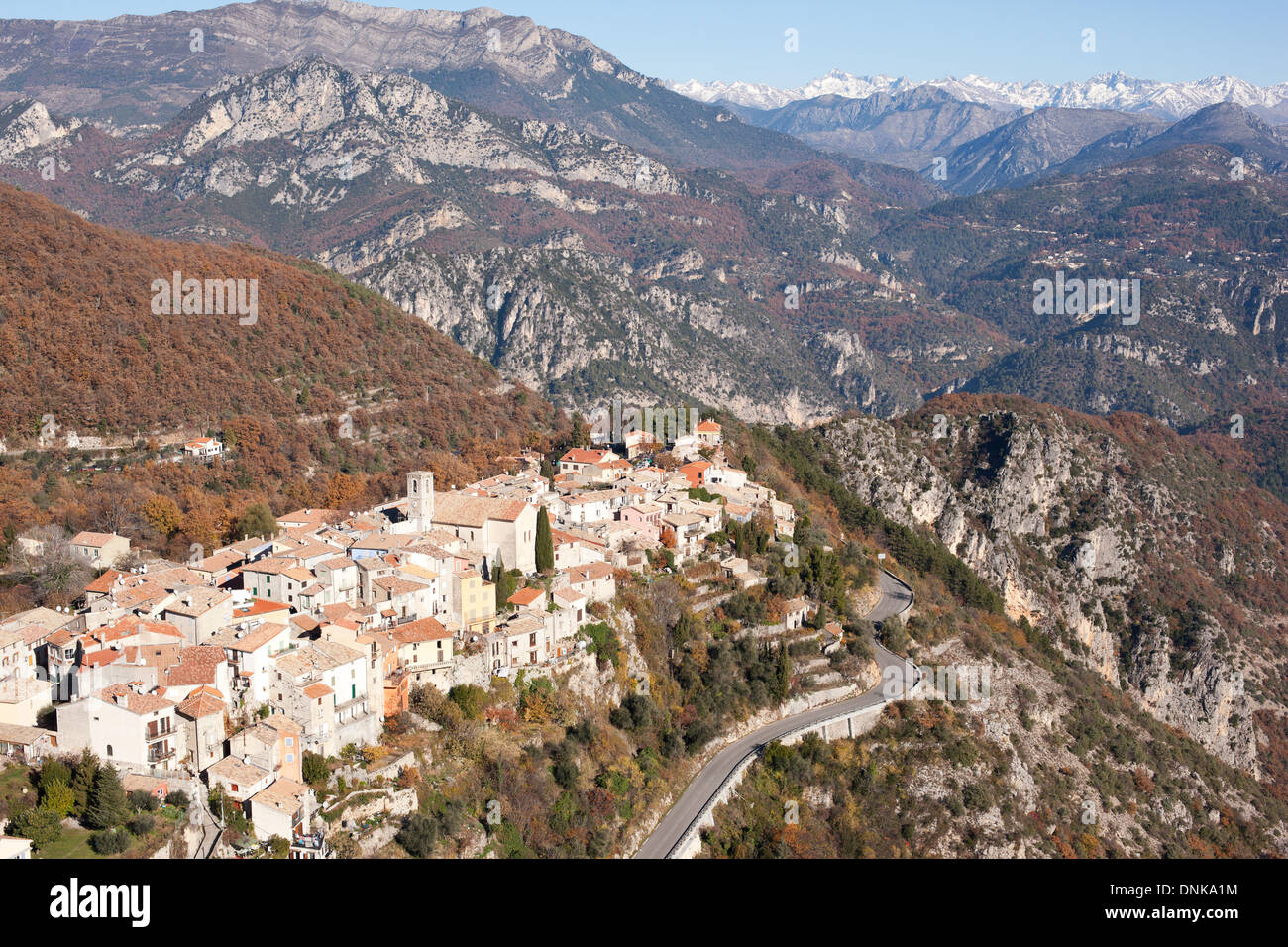 LUFTAUFNAHME. Mittelalterliches Dorf mit den Mercantour Alpen am Horizont. Bouyon, Alpes-Maritimes, Hinterland der französischen riviera, Frankreich. Stockfoto