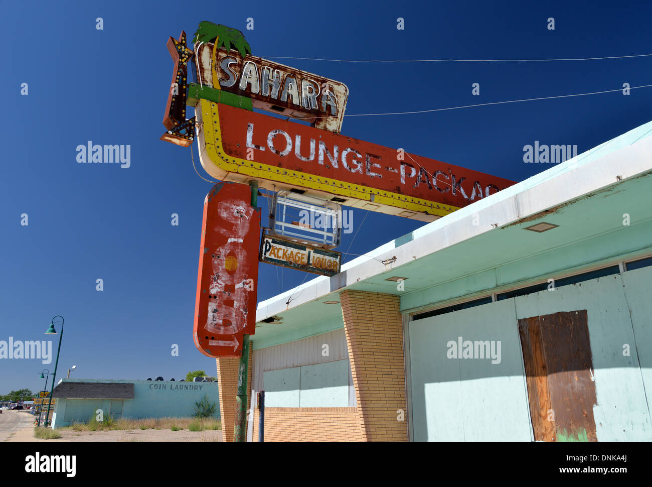 Verfallene 1960er Jahre Lounge-Bar, The Sahara entlang der alten Route 66 in New Mexiko Stockfoto