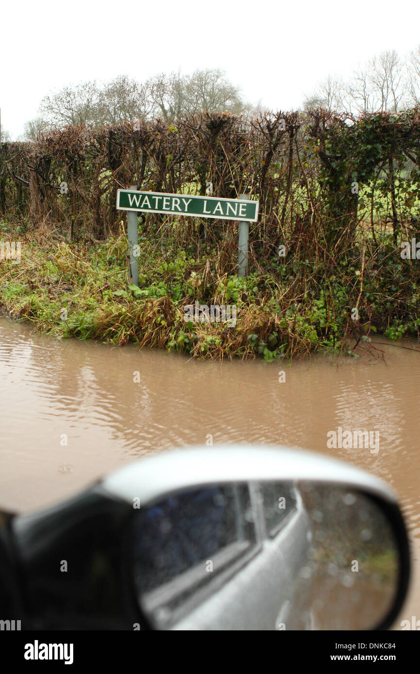 Norden Wotton, Somerset, UK. 1. Januar 2014. New Years Day Überschwemmungen führte zu lokalisiert, Überschwemmungen, wie hier gezeigt auf die treffend benannte Watery Lane, im Norden Wotton, in der Nähe von Wells, Somerset Stockfoto