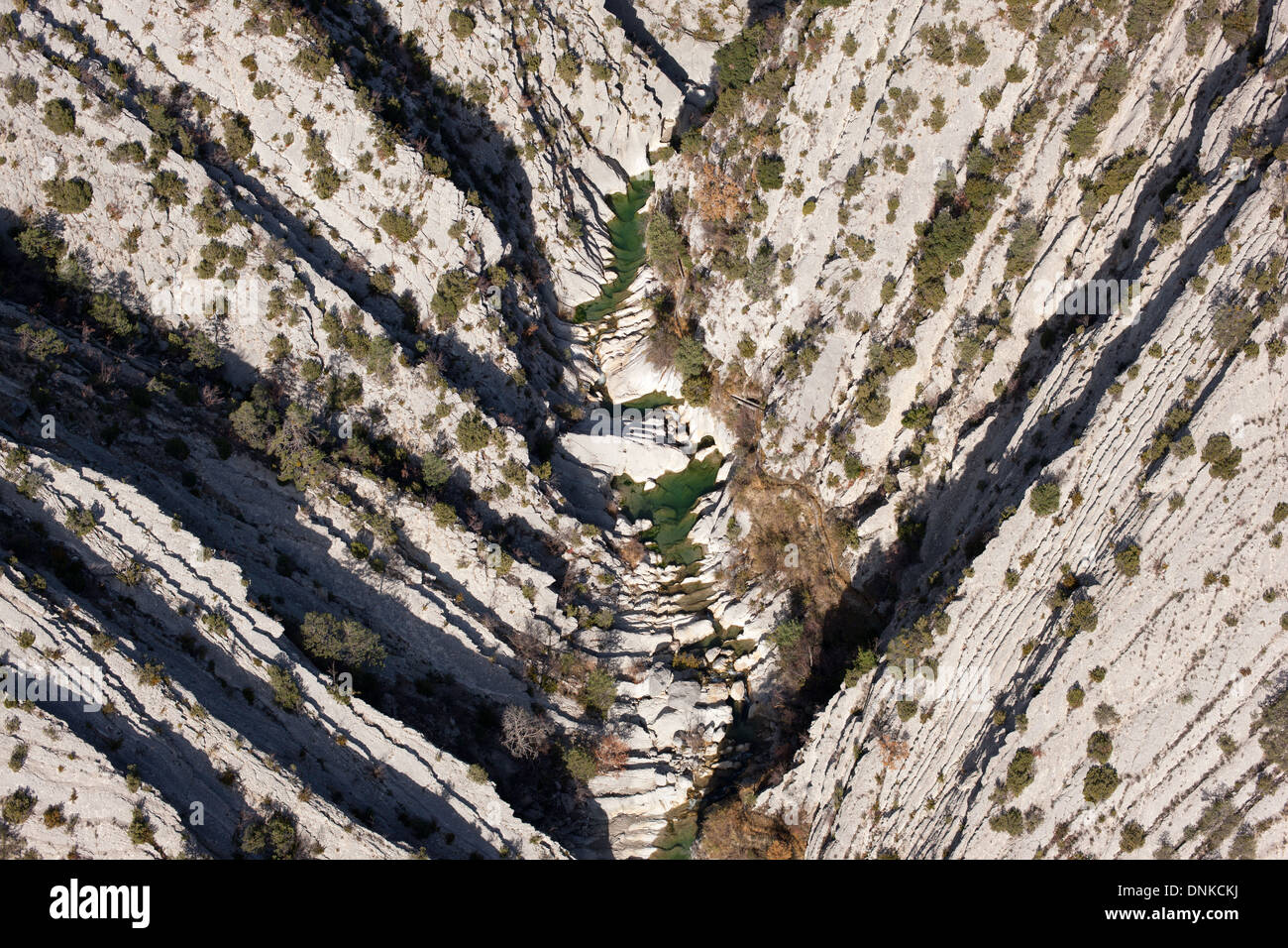 LUFTAUFNAHME. V-förmige Schlucht aus schrägen Kalksteinschichten. Riolan Canyon, Sigale, Alpes-Maritimes, das Hinterland der französischen Riviera, Frankreich. Stockfoto