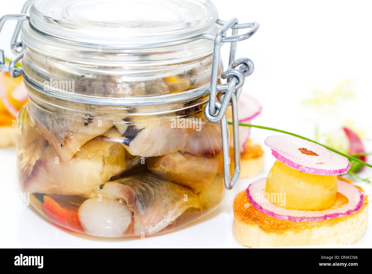 eingelegter Hering in ein Glas mit Kartoffel Häppchen Stockfotografie -  Alamy