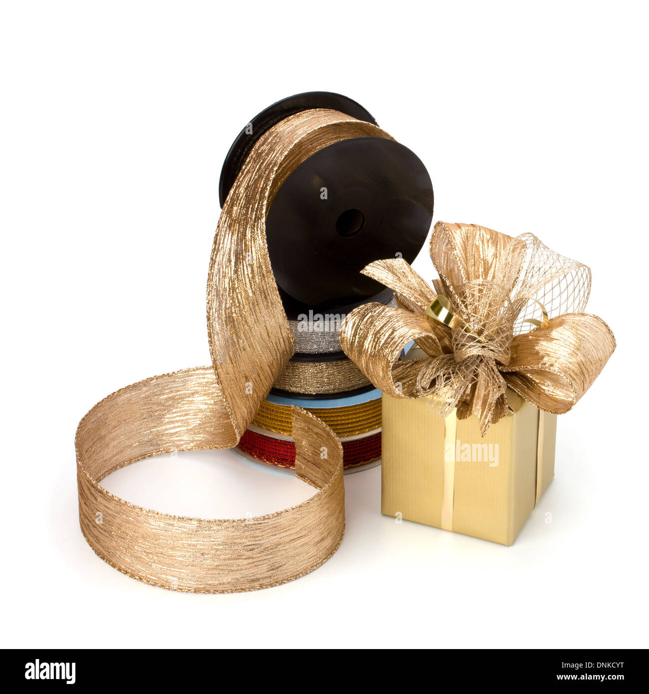 Festliche Geschenk-Box und Verpackung Bänder isoliert auf weißem Hintergrund Stockfoto