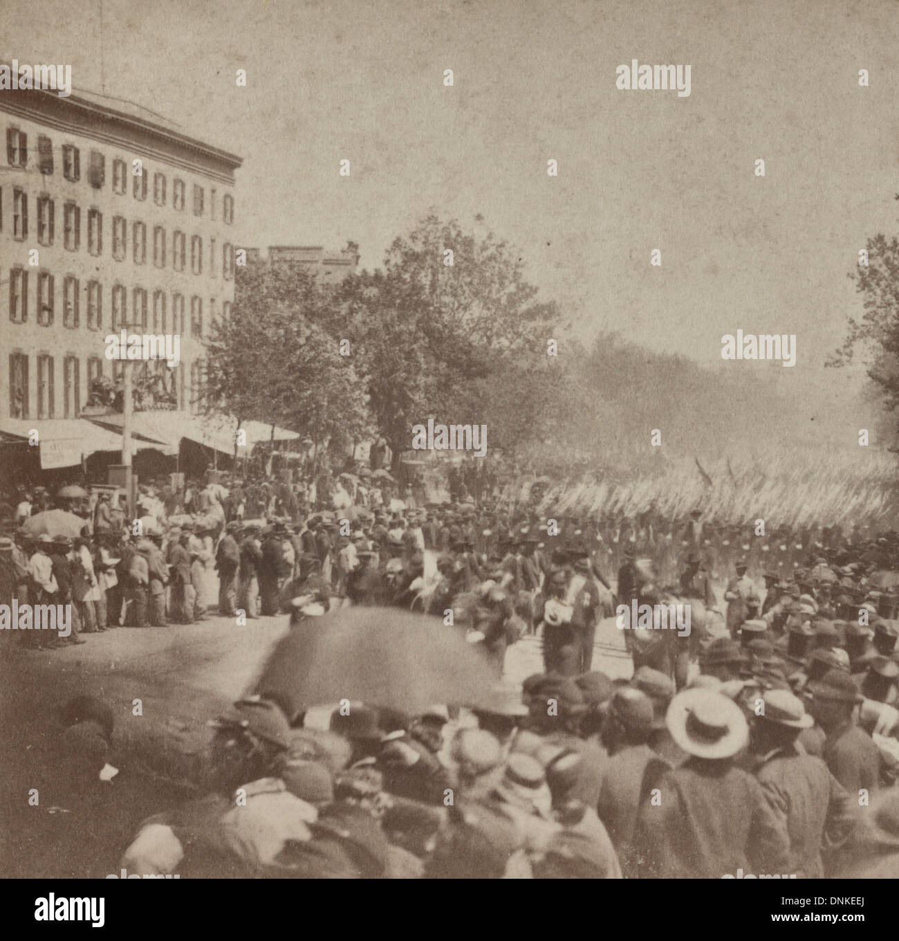 Menschenmassen beobachten den Grand Beitrag der Union Army auf Pennsylvania Avenue, Washington, D.C., 23. / 24. Mai 1865. Stockfoto