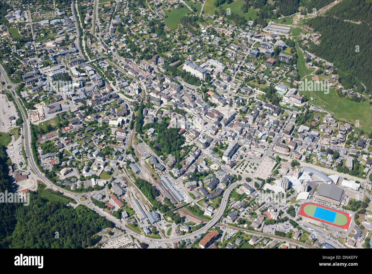 LUFTAUFNAHME. Stadt Chamonix, Haute-Savoie, Auvergne-Rhône-Alpes, Frankreich. Stockfoto