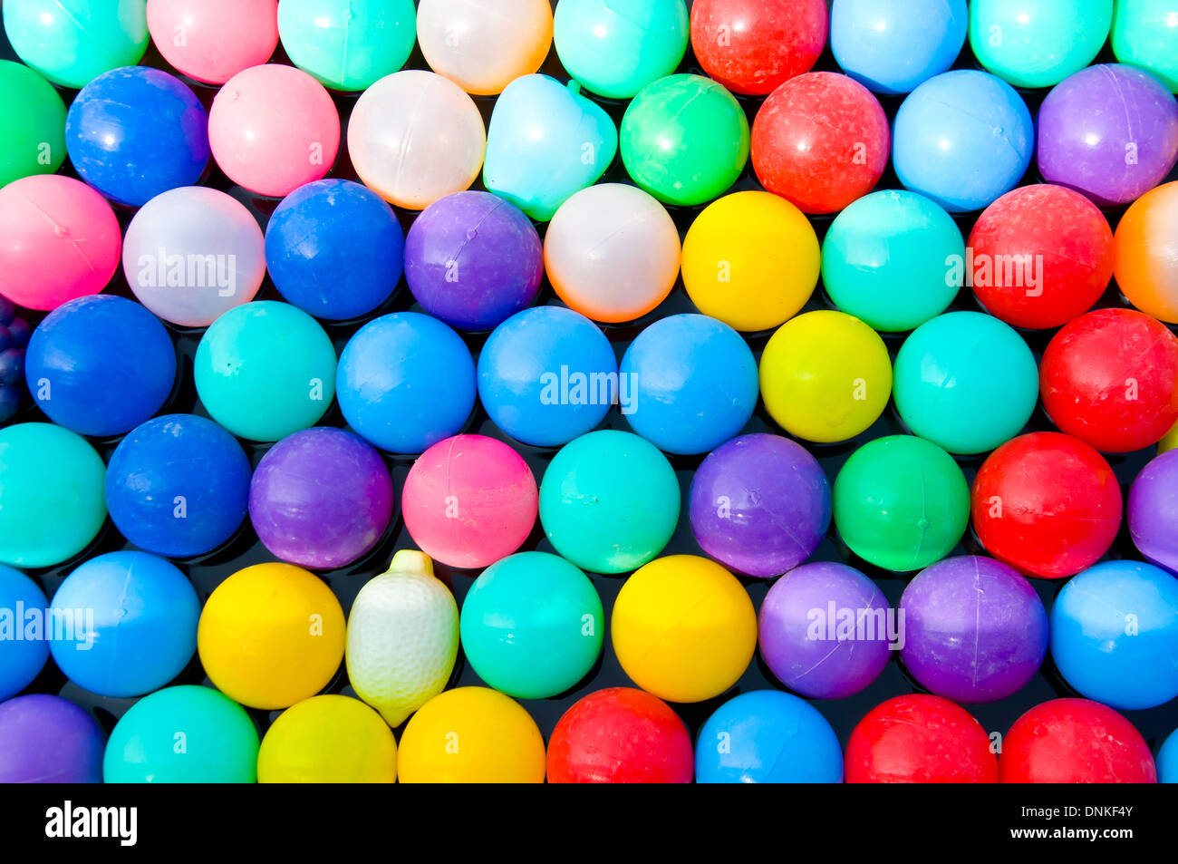 bunte kleine Kugel im Wasser Stockfoto