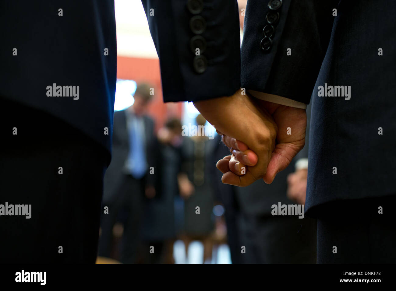 US-Präsident Barack Obama hält Hände mit Vize-Präsident Joe Biden während einer Gruppe Gebet nach dem Treffen mit Führern der Glauben im Weißen Haus 13. November 2013 in Washington, DC. Stockfoto