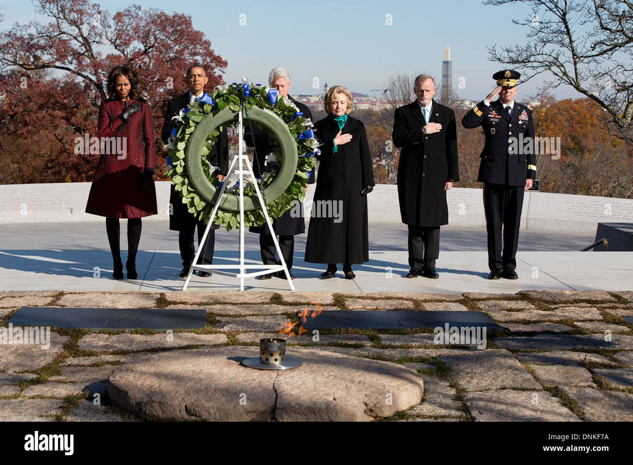 US-Präsident Barack Obama steht mit First Lady Michelle Obama, ehemaliger Präsident Bill Clinton, Hillary Clinton und andere bei einer Kranzniederlegung Zeremonie am Grab von John F. Kennedy auf dem Nationalfriedhof Arlington anlässlich des 50. Jahrestages der Ermordung 20. November 2013 in Arlington, VA. Stockfoto
