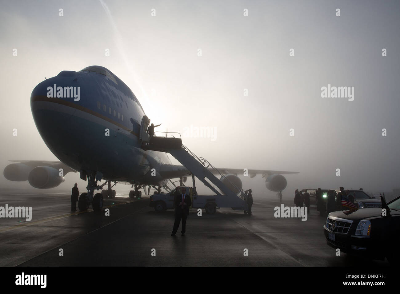 US-Präsident Barack Obama "Wellenlinien" Abschied von der Air Force One nach dem Boarding an einem nebeligen Tag 25. November 2013 in Seattle, Washington. Stockfoto