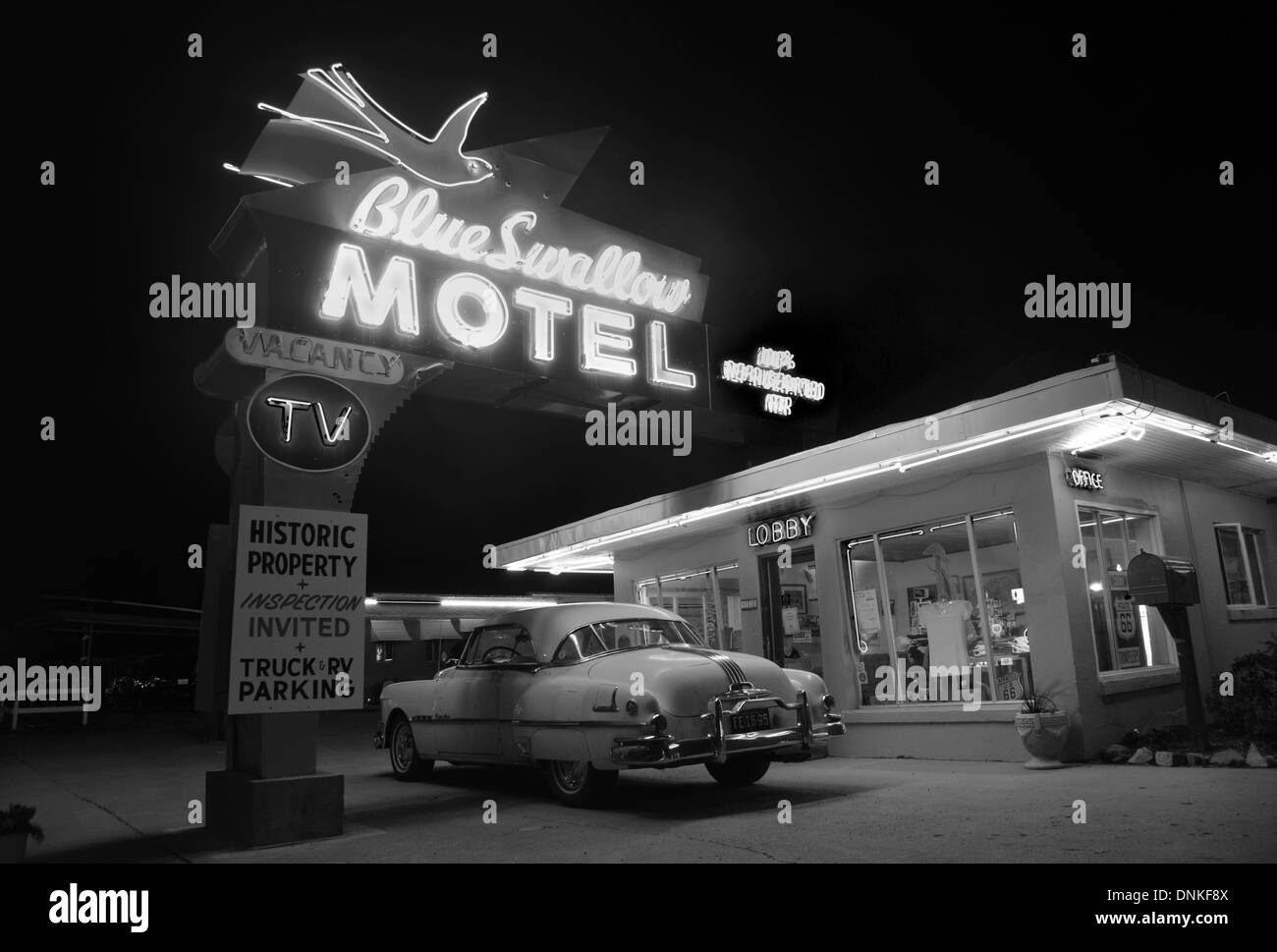 Route 66 Wahrzeichen im Blue Swallow Motel, Tucumcari mit alten Neon und einem 50er Jahre Pontiac Stockfoto