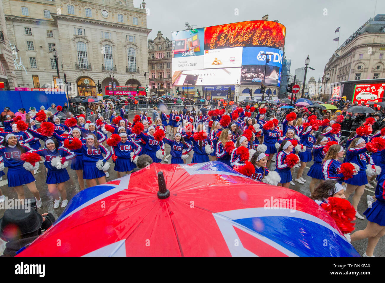 London, UK. 1. Januar 2014. Eine Parade der Neujahrstag durchläuft Piccadilly Circus auf einem nassen und windigen Tag. London, UK 1. Januar 2014. Bildnachweis: Guy Bell/Alamy Live-Nachrichten Stockfoto