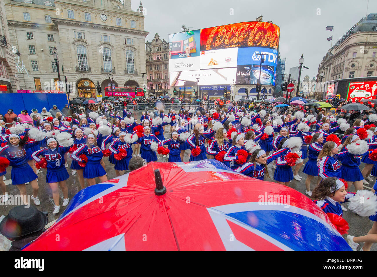 London, UK. 1. Januar 2014. Eine Parade der Neujahrstag durchläuft Piccadilly Circus auf einem nassen und windigen Tag. London, UK 1. Januar 2014. Bildnachweis: Guy Bell/Alamy Live-Nachrichten Stockfoto