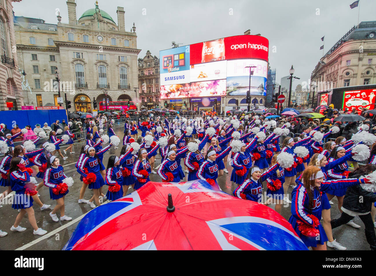 London, UK. 1. Januar 2014. Eine Parade der Neujahrstag durchläuft Piccadilly Circus auf einem nassen und windigen Tag. London, UK 1. Januar 2014. Bildnachweis: Guy Bell/Alamy Live-Nachrichten Stockfoto