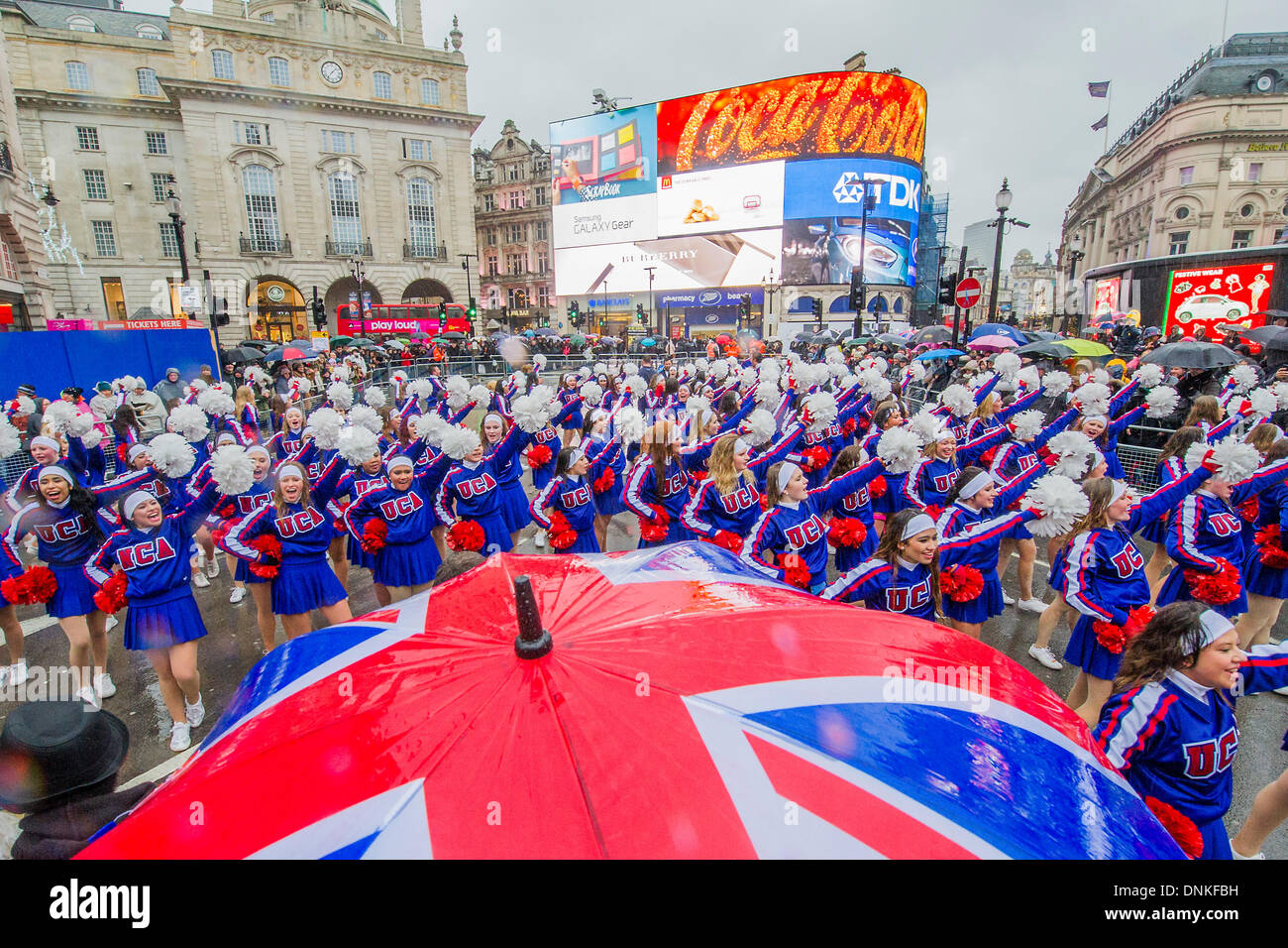 London, UK. 1. Januar 2014. Eine Parade der Neujahrstag durchläuft Piccadilly Circus auf einem nassen und windigen Tag. London, UK 1. Januar 2014. Bildnachweis: Guy Bell/Alamy Live-Nachrichten Stockfoto