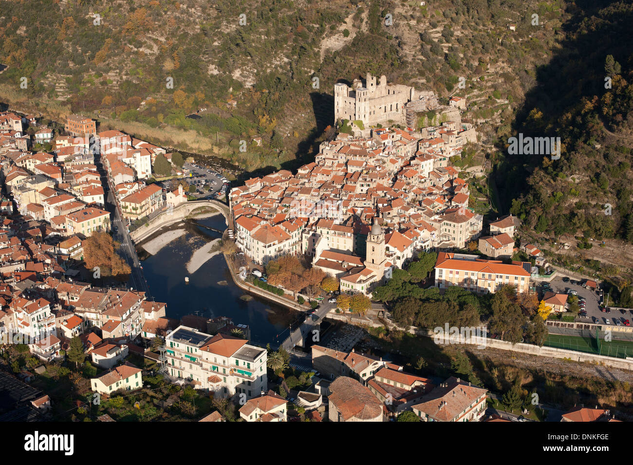 LUFTAUFNAHME. Mittelalterliche Burg mit Blick auf das alte Dorf und die historische Brücke über den Fluss Nervia. Dolceacqua, Provinz Imperia, Italien. Stockfoto